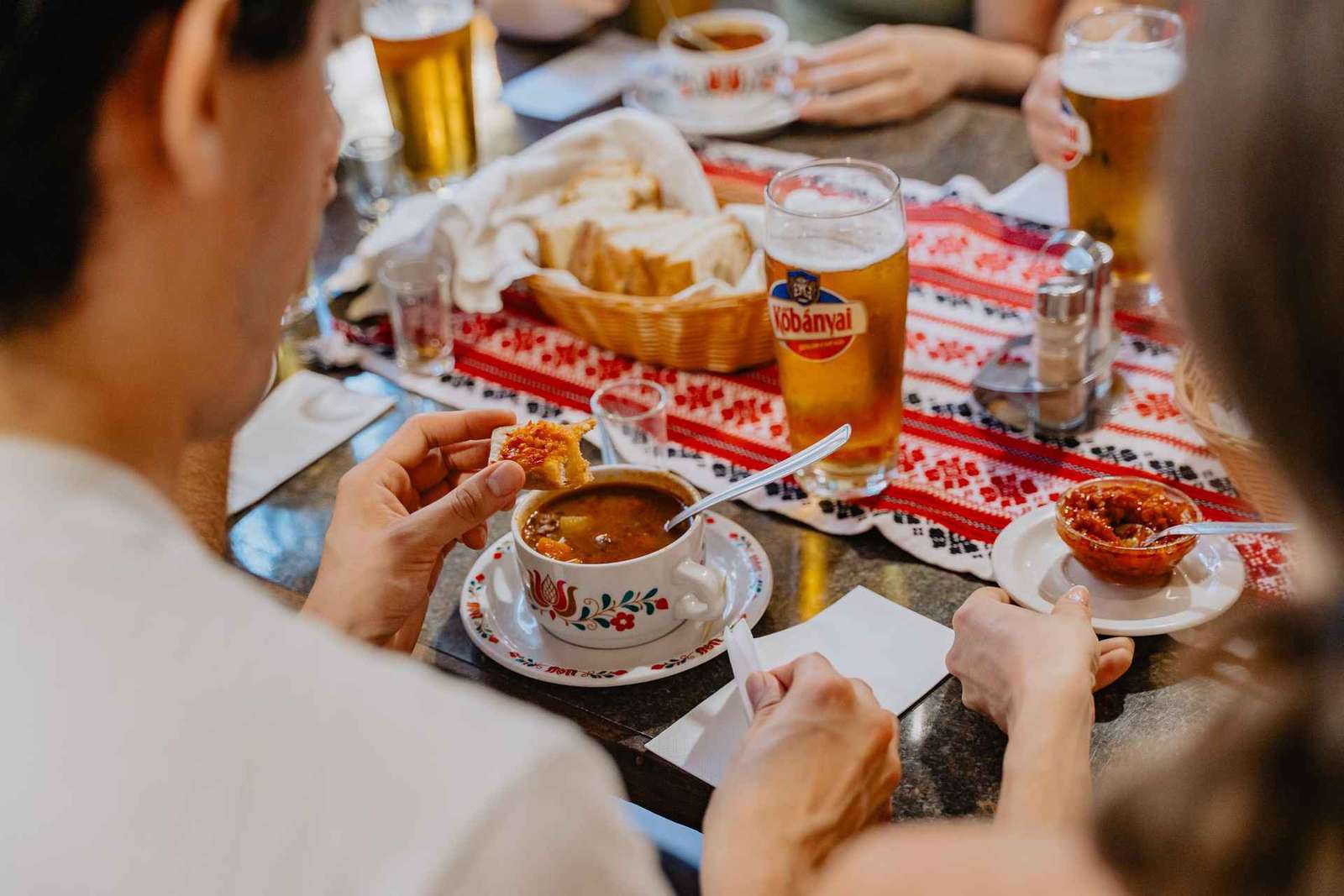 Budapeszt: Wycieczka kulinarna z degustacją wina przez Foodapest 2024