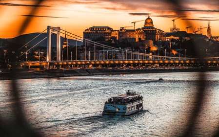 Budapeszt: Rejs po mieście z drinkiem powitalnym