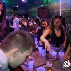 Budapeszt: Wycieczka z przewodnikiem do barów Ruin z grami i 6 shotami