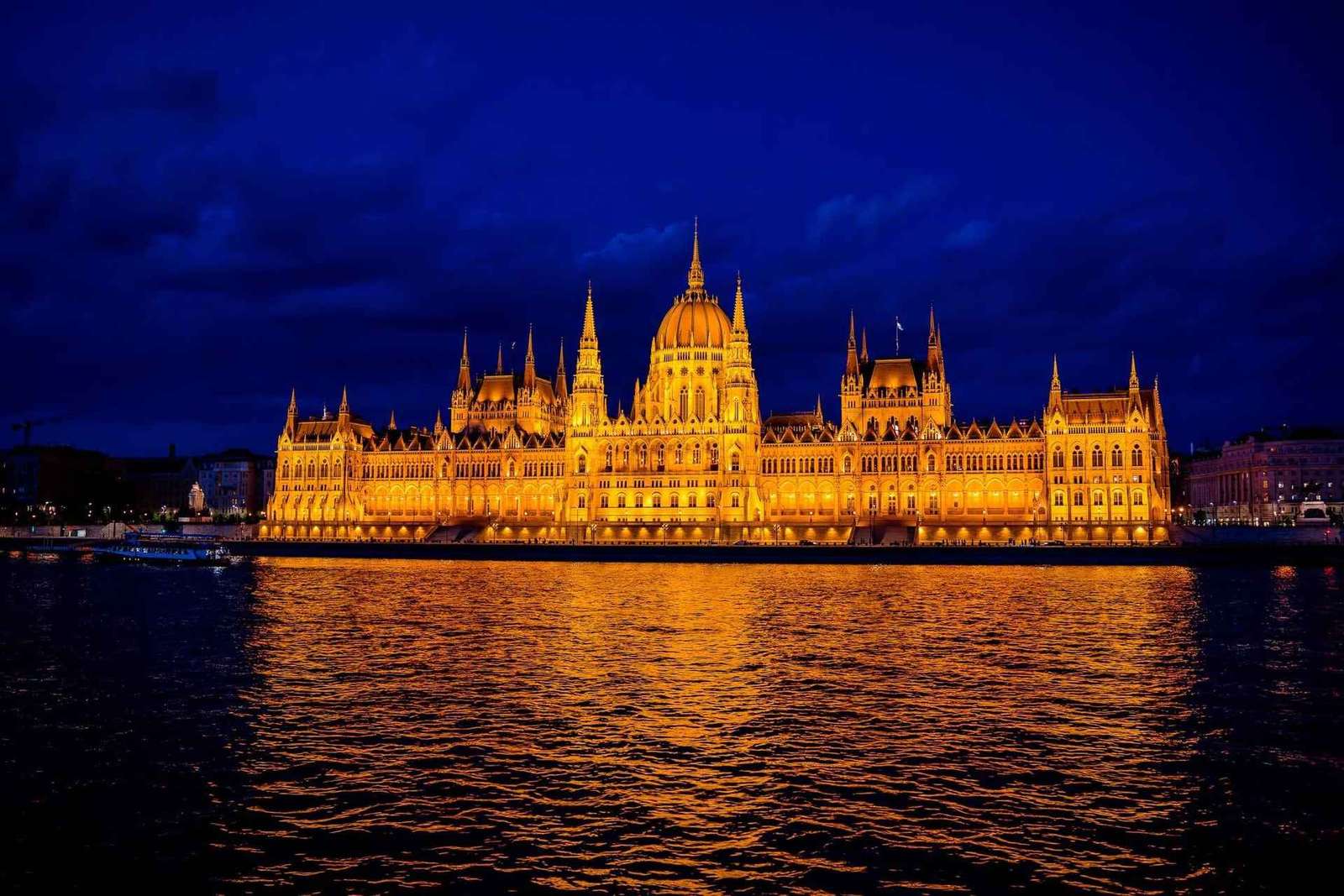 Budapeszt: Pływający rejs Lotus Cruise z nieograniczoną ilością drinków