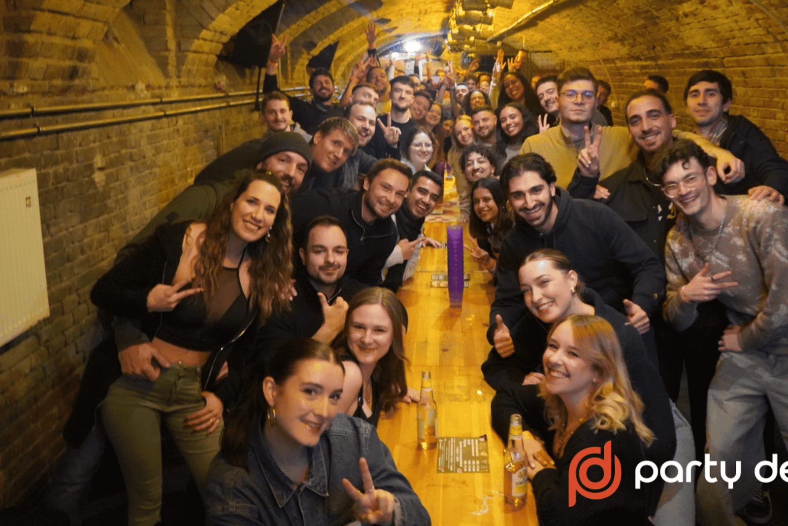 Budapeszt: Wycieczka z przewodnikiem do barów Ruin z grami i 6 shotami