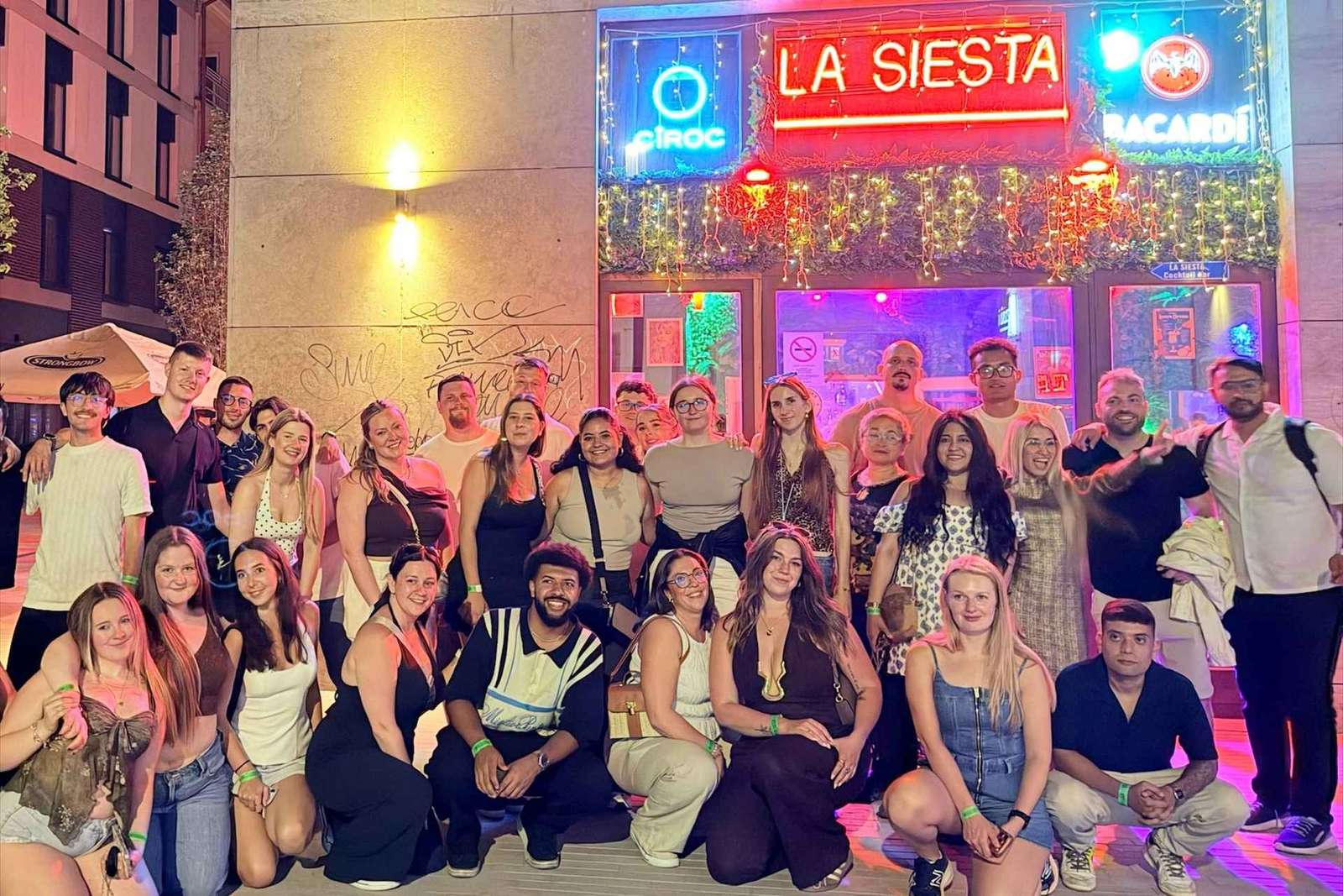 Budapeszt: nocna wycieczka po ruin barach z 6 shotami i wstępem VIP