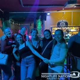 Budapeszt: nocna wycieczka po ruin barach z 6 shotami i wstępem VIP